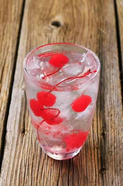 Iced drankje met maraschino kersen — Stockfoto