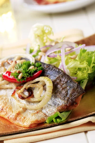 Pfanne gebratene Forelle mit grünem Salat — Stockfoto