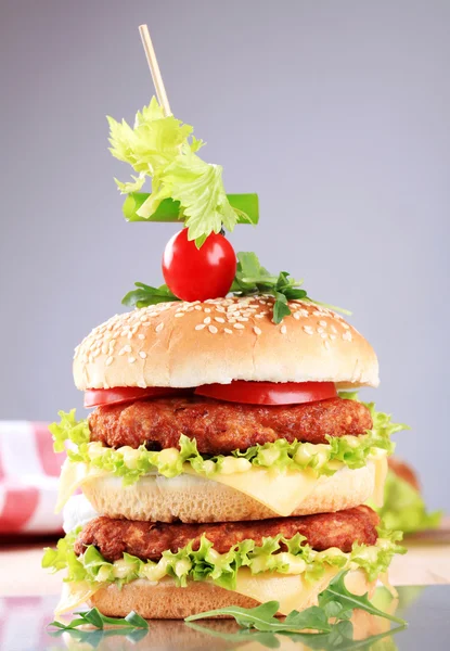 Doppelter Cheeseburger — Stockfoto