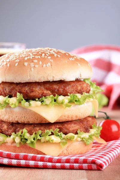 Dwukrotnie cheeseburger — Zdjęcie stockowe