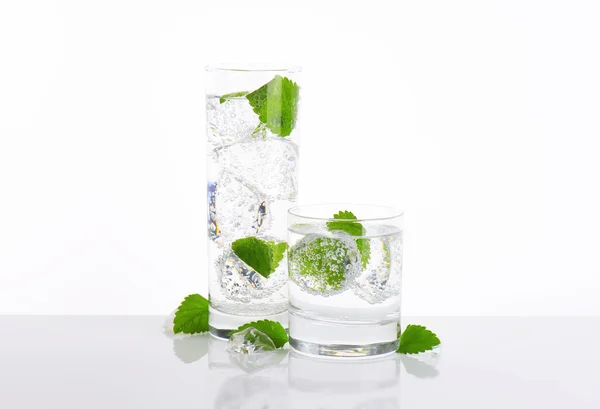 Fizzy water with mint and ice — Stock Photo, Image