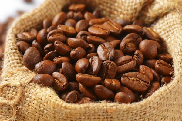 Kaffeebohnen im hessischen Sack — Stockfoto