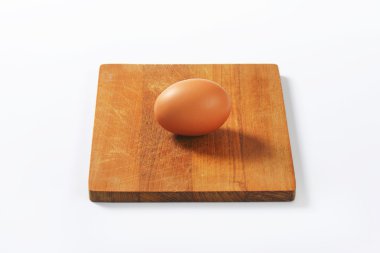 kesme tahtası üzerinde kahverengi yumurta