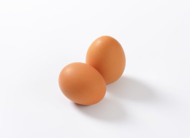 İki kahverengi yumurta.