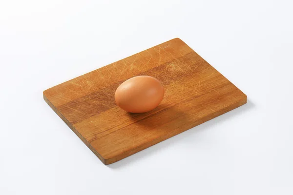Яйцо на доске — стоковое фото