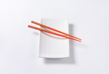 tabakta yemek çubukları