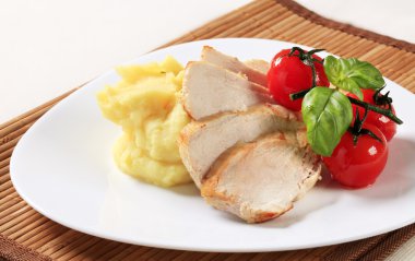 Dilimlenmiş tavuk göğsü ve patates püresi