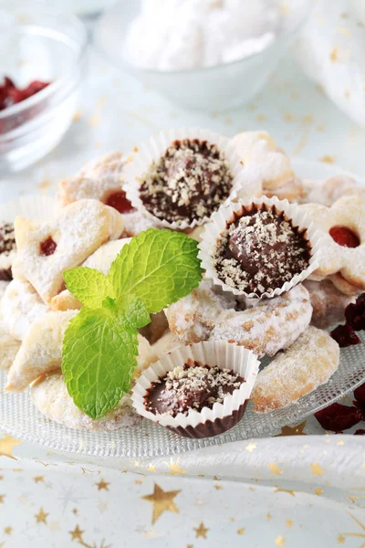 Galletas de Navidad y chocolates — Foto de Stock