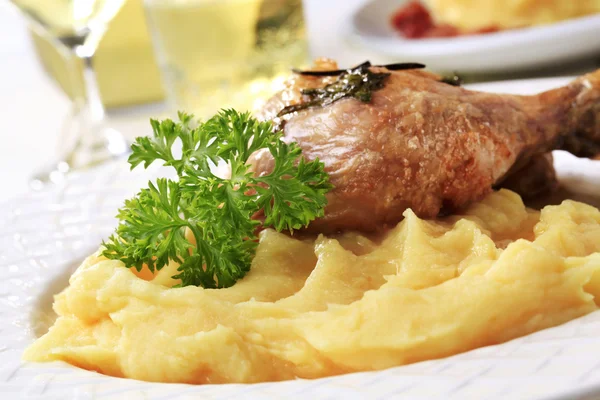 Kokt kyckling och potatis — Stockfoto