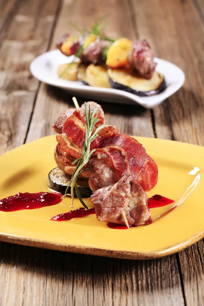 Venison souvlaki and bacon strip — Stock Photo, Image