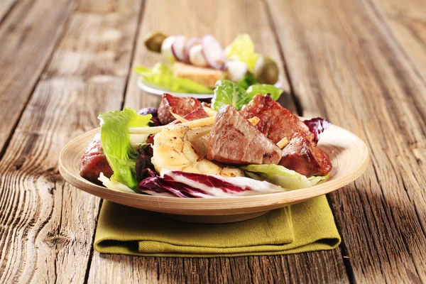 Pfanne gebratenes Schweinefleisch und Gemüsesalat — Stockfoto