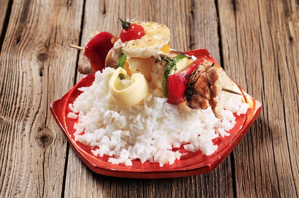 Chicken shish kebab and rice — Stock Photo, Image