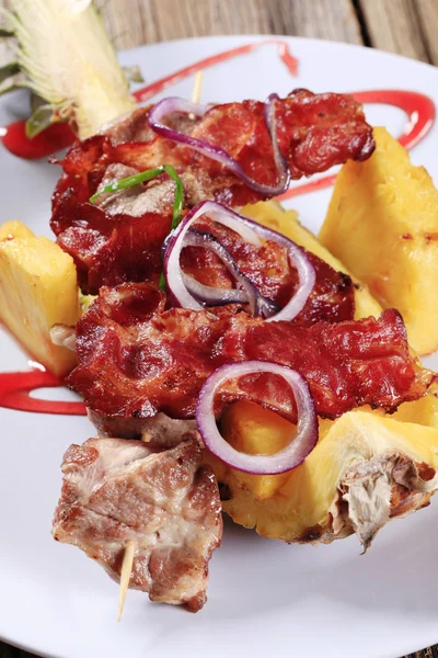 Brochetas de carne y tiras de tocino crujientes — Foto de Stock