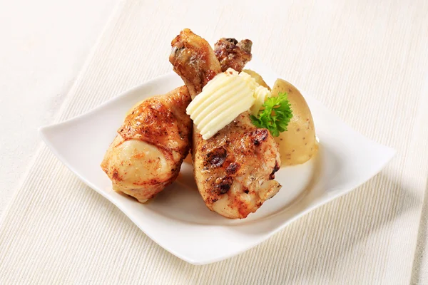 Roast chicken drumsticks and new potatoes — Stock Photo, Image