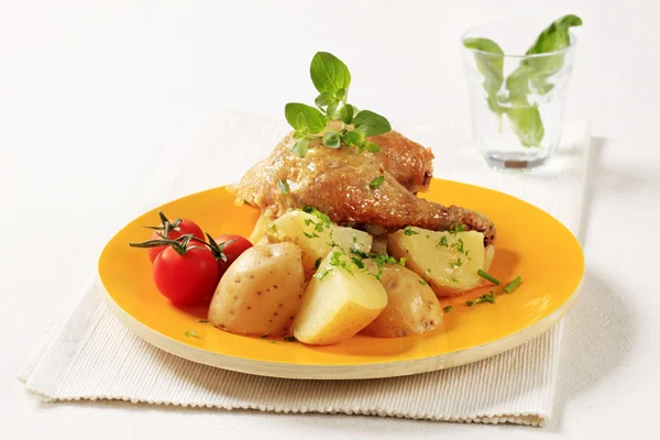 Stekt kylling og poteter – stockfoto