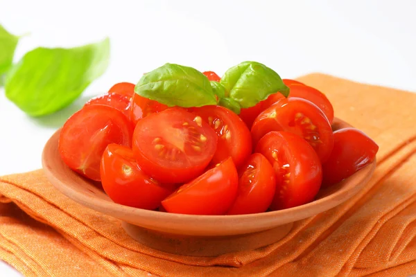 Tomates cerises coupées en deux — Photo