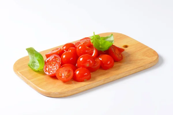 Tomates cerises coupées en deux — Photo