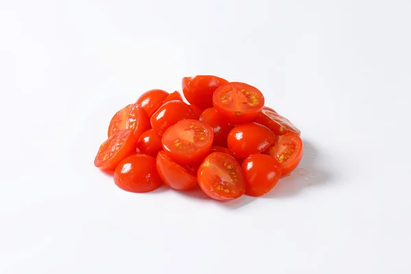 Tomates cherry a la mitad —  Fotos de Stock