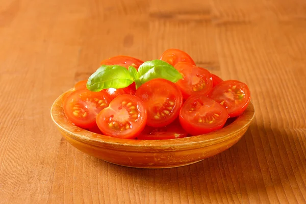 Tomates cerises coupées en deux — Photo