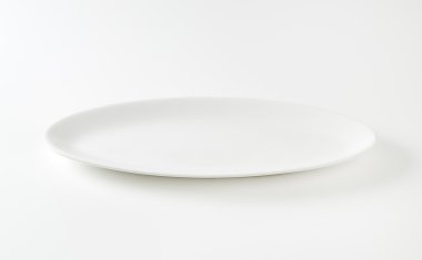 boş oval beyaz tabak