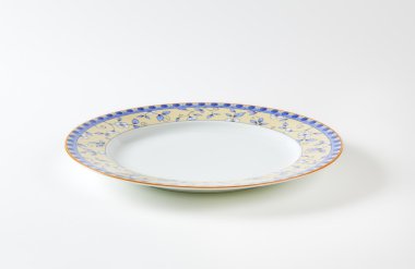 Dinner plate with subtle flower design on the rim