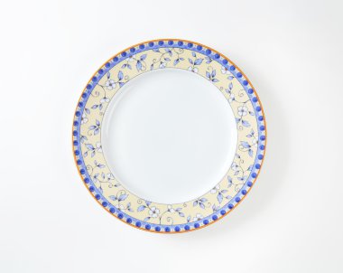 Dinner plate with subtle flower design on the rim