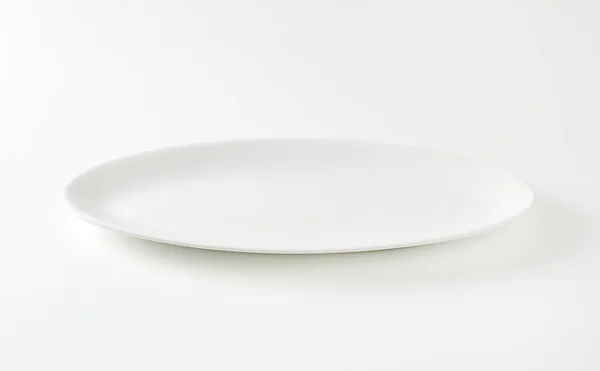 Leerer ovaler weißer Teller — Stockfoto