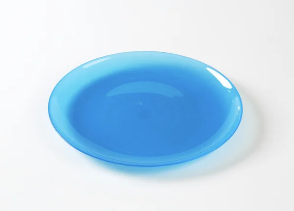 Plain blue glass salad plate — Stockfoto