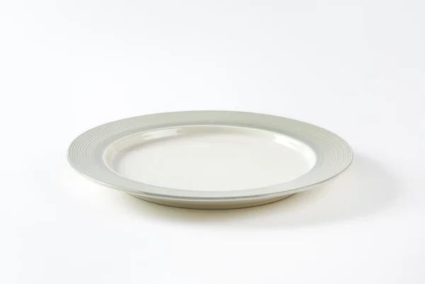 Wide rim charger plate — 图库照片