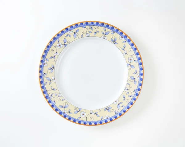 Dinner plate with subtle flower design on the rim — Stockfoto