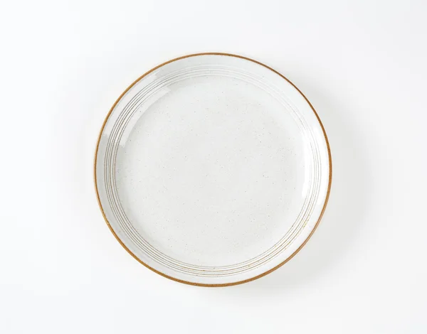 White plate with brown rim — Stockfoto