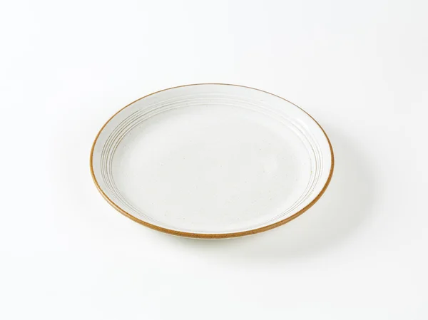 White plate with brown rim — Stock fotografie