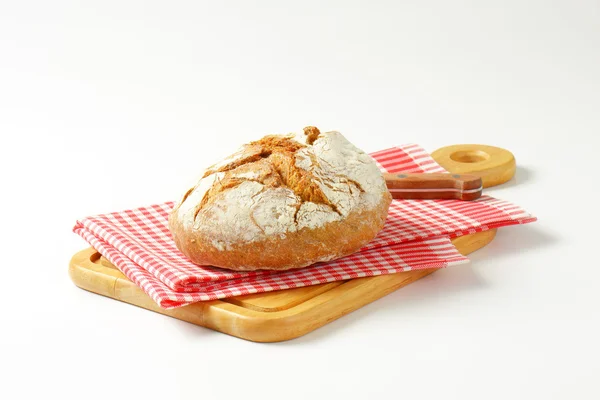 Crusty round loaf of bread — 图库照片