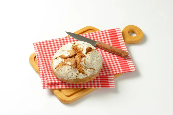 Crusty round loaf of bread — 图库照片