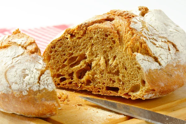 Crusty round loaf of bread — Zdjęcie stockowe