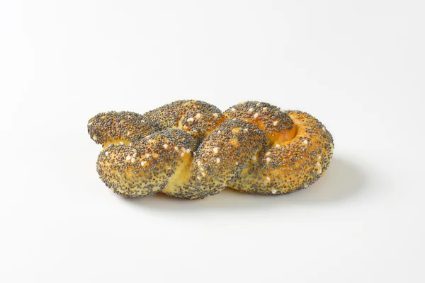Haşhaş tohumu ekmek rulo örgülü — Stok fotoğraf