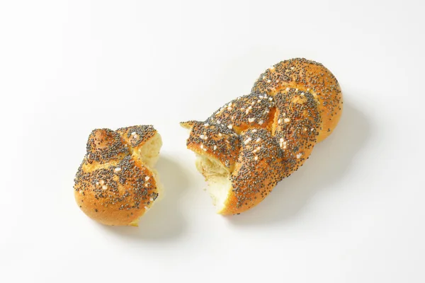 Panino di pane di semi di papavero intrecciato — Foto Stock