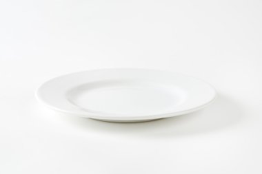 Temiz ve basit beyaz yemek tabağı