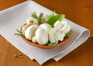 Taze düğme mantar ve mutfak otlar