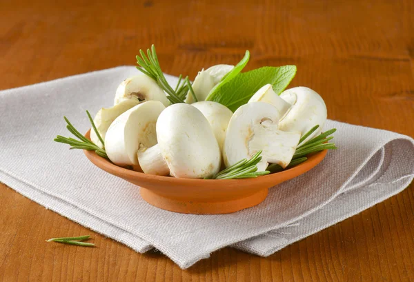 Champiñones de botón fresco y hierbas culinarias —  Fotos de Stock