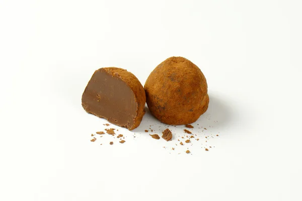 Trufas de chocolate espolvoreadas con cacao — Foto de Stock