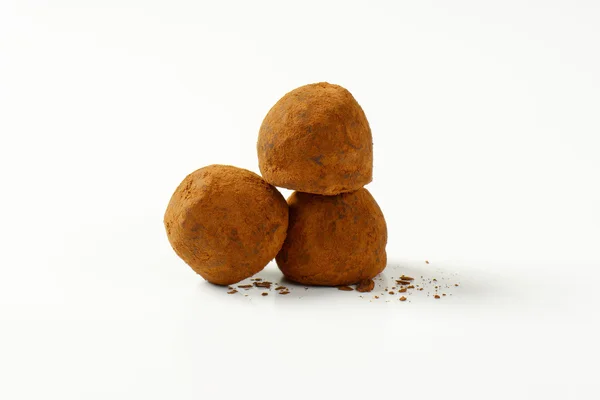 Trufas de chocolate espolvoreadas con cacao — Foto de Stock