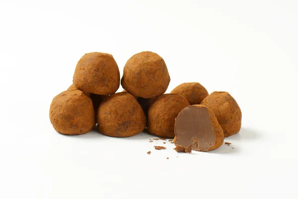 Trufas de chocolate espolvoreadas con cacao — Foto de Stock