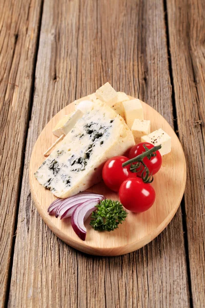 Queso en una tabla de cortar —  Fotos de Stock