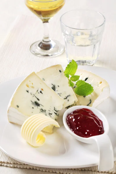 Fromage bleu et confiture de fruits — Photo