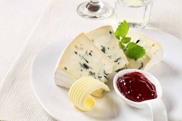 Fromage bleu et confiture de fruits — Photo