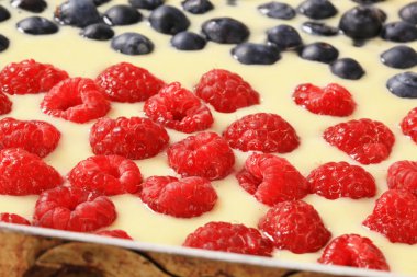 sünger kek hamuru berry meyve ile