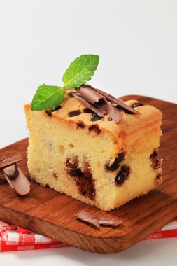 çikolata parçaları ile sünger kek