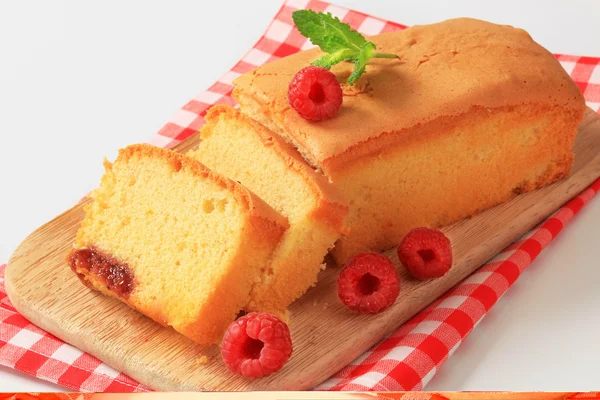 磅蛋糕和新鲜树莓 — 图库照片