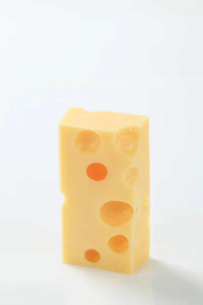 Pedaço de queijo de emmental — Fotografia de Stock